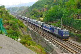 一趟往返于武汉与重庆间的老牌普速客车 四年前已经停运了图片