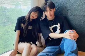 哈利与表姐开心合影，被赞越来越帅且听话，两人四目相对似情侣图片