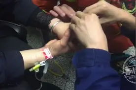 被蜈蚣咬了！女子半夜找东西，一阵剧痛后请来了消防员图片