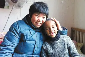 2010年，浙江奶奶收养黑人男孩，如今男孩立志考浙大，给奶奶养老图片
