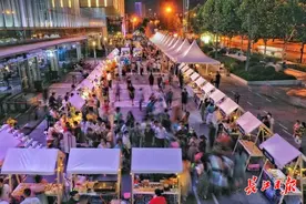 女装品牌3个月卖货6000万元，汉正街商户户外直播线上线下同步“吸粉”图片