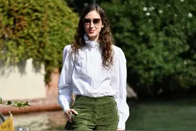 与前女友再见面后，我冲破了道德底线，从此在两个怀抱里身不由己图片