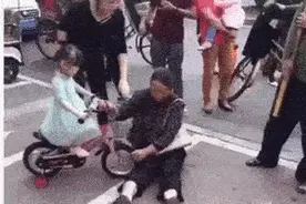 搞笑动图：连这么小的女司机都不放过，节操呢图片