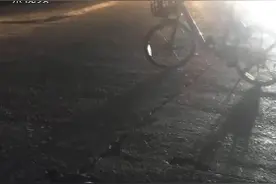 的哥凌晨守护躺路边的醉汉图片