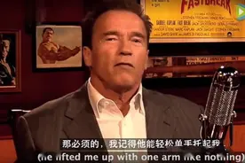 张伯伦身体天赋有多强？两根手指抓起篮球，双手举起成年男子如玩图片