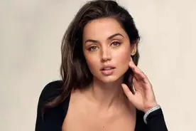 邦女郎安娜拍写真，穿黑色长裙秀身材，网友：大本错过一个好姑娘图片