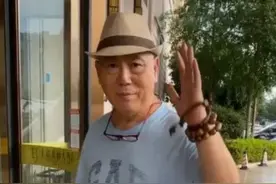 65岁老戏骨李成儒不露富，家住北京四合院，几十块短袖却穿3年图片