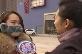 姑娘在健身房换衣服，刚要出门表情凝固了，男子：你在侮辱我！图片