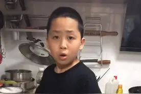 儿子半夜偷偷做宵夜，妈妈掐着时间“蹭饭”，网友：是个大厨图片
