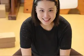 女排世界冠军曾春蕾，挺6个月孕肚做瑜伽已发福，丈夫是海归总裁图片