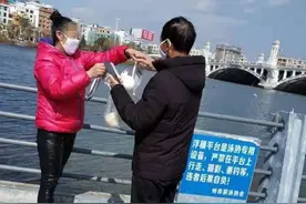 壹现场｜大理洱海边抓海鸥拍照 两人各被罚1500图片