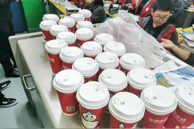 延安职业技术学院附中的宁军发老师，你的一杯奶茶暖了几十个孩子的心！图片