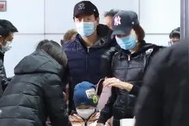 佟大为一家五口出游，夫妻俩戴情侣帽秀恩爱，大女儿比妈妈还高图片
