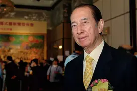 李嘉诚年轻时，向华强年轻时，看何鸿燊年轻照片：难怪子女这么多图片
