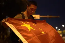 谁说《战狼》骗人？中国小伙海外遭抢劫，亮出国旗，劫匪立马服了图片