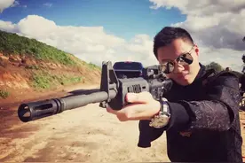 特朗普煽动种族主义暴行，美国华裔被迫拿起武器，武装保卫唐人街图片