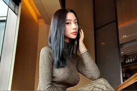 克拉拉真够丰满，一袭紧身针织裙勒出傲人曲线，女生看了直呼心动图片