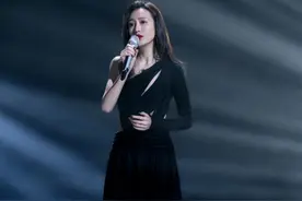 《浪姐2》首秀：陈妍希深V黑丝，董洁天鹅裙，张柏芝像套窗帘布图片