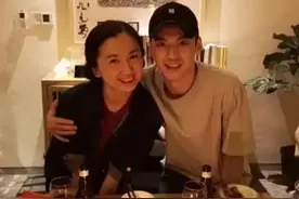 业界最甜姐弟恋！八块腹肌艺术家恋上大13岁姐姐，同框年龄差明显图片