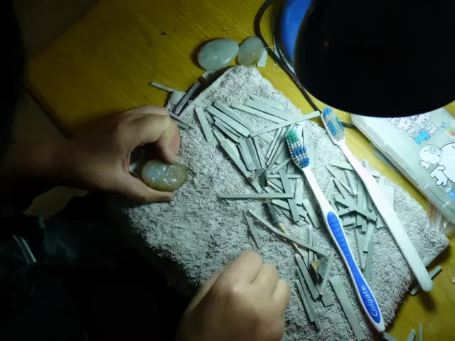 翡翠原石如何人工打磨抛光方法,玉石抛光的方法 - 冷思维