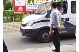 男子涉嫌入室盗窃被业主保安捆绑在地图片