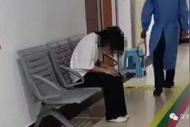 小孩中秋被锁车里身亡，邻居：父母去打牌把小孩忘了，警方介入图片