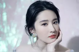 刘亦菲真是小公主本人，一袭蓝色连衣裙优雅高贵，温柔浪漫图片