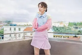 衬衫+百褶裙=今年最减龄搭配，青春少女，杨超越、关晓彤都上头了图片