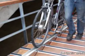 太原过街天桥新升级，自行车也可以坐“扶梯”图片