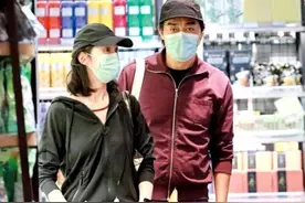 刘青云夫妇穿情侣装逛街，结婚22年恩爱如初，网友：没一点架子图片