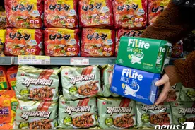 奥斯卡光环下，《寄生虫》片中薯片、拉面、啤酒皆成“网红食品”图片