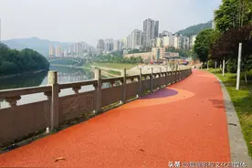 巴中市平昌县城滨河路实拍，如今大变样，环境优美.图片