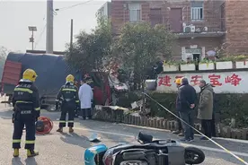 险！急转弯遇到两轮车驶来 货车紧急避让撞向村民房屋……图片