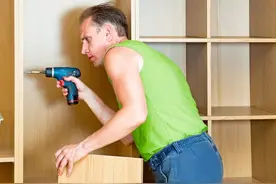 单亲爸爸翻开衣柜，发现青春期子女成长的秘密图片