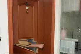 情侣家房门凌晨被陌生男子踹破闯入，民警离开后男子带人围殴，不敢回家躲进宾馆图片