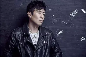 于和伟励志人生：母亲45岁生他，3岁丧父，被长24岁大姐喂奶长大图片
