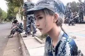 女生在军训时，教官总喜欢盯着你看？学姐：这3个原因要早知图片