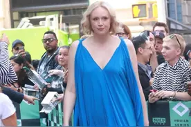 《权力的游戏》中的“美人布蕾妮”剧中剧外反差太大，让人认不出图片