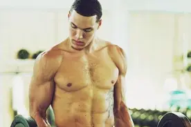 NBA球星肌肉很非人类，但跟橄榄球这群“怪物”比 那就是弟弟图片