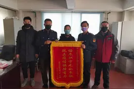沈北新区市场监管局新城子所复工帮扶暖人心 业户致谢送锦旗图片