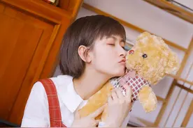 短发可爱萌少女，童趣十足，气质明丽图片