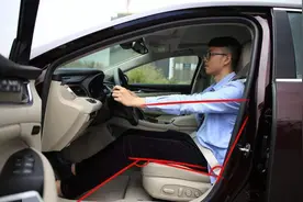 地板式与悬吊式油门啥区别？修车工：一个豪车专属，一土鳖车特供图片