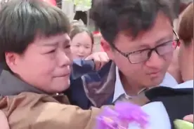老人儿子走丢后找回一个一模一样的，34年后，真儿子却找了回来图片