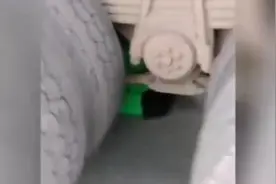 江苏一女车主为逃避处罚钻车底 零下6度在车底僵持6小时视频封面