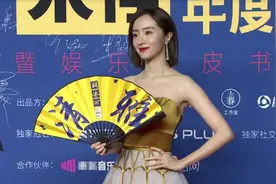 娱乐盛典红毯：闫妮老到遮不住，李沁似披窗帘，李易峰洗手液抹头图片