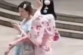 四川高校一学生9·18当天在校园内穿和服，学校发布调查通告，老师：该生行为“十分不合适”图片
