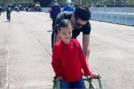 知名港星女儿患罕见病，近照曝光似“老太”，10岁仍坚强学走路图片