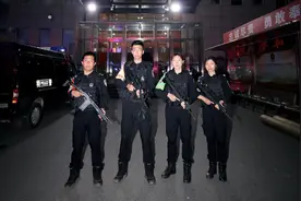 特警炼成，新人入队！这俩女特警太飒了图片