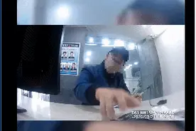 南京一男子大闹交警队？铐上！图片