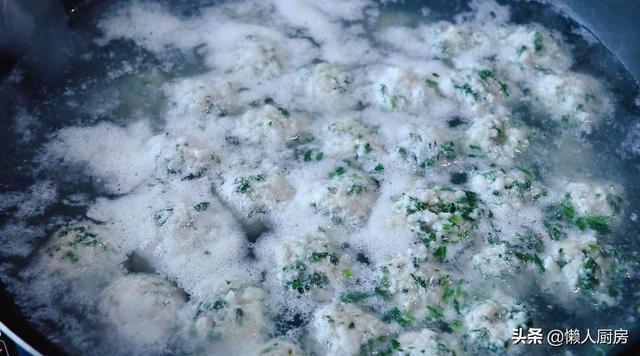 天冷爱吃这道菜，教你马蹄猪肉丸子的做法，猪肉肥瘦选择有小窍门